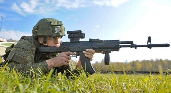  Binh sĩ Nga sử dụng khẩu AK-12 với thiết bị ngắm quang học PU 4x.