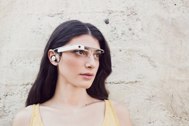 Google Glass cho phép nháy mắt để chụp ảnh.