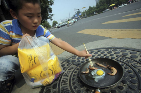  Tại Trung Quốc dưới nhiệt độ 42 độ C có thể nấu nướng trên đường cao tốc mà không cần bếp.