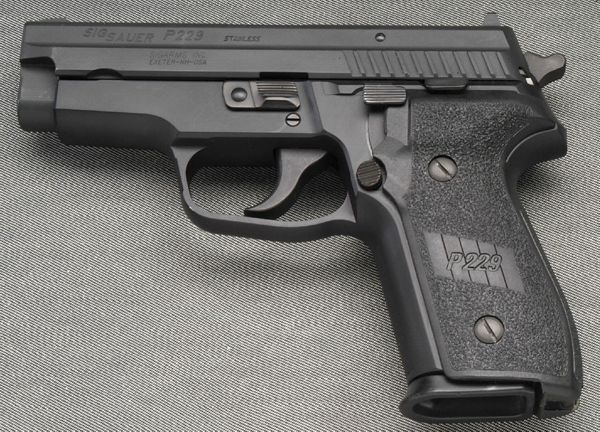  Súng ngắn SIG Sauer P229 chuyên được sử dụng bởi các mật vụ Mỹ