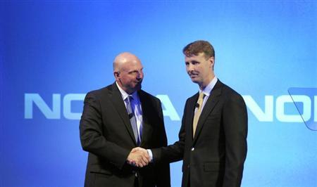 CEO Microsoft là Steve Ballmer (trái) bắt tay Chủ tịch Hội đồng quản trị Nokia là Risto Siilasmaa trong 1 hội nghị diễn ra tại Espoo hồi tháng Chín vừa qua.