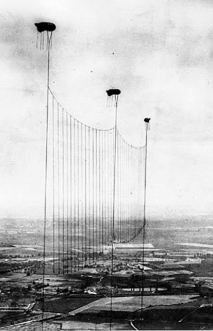 Hàng rào được dựng lên bằng khinh khí cầu bảo vệ thủ đô London của Anh trong chiến tranh thế giới lần thứ nhất