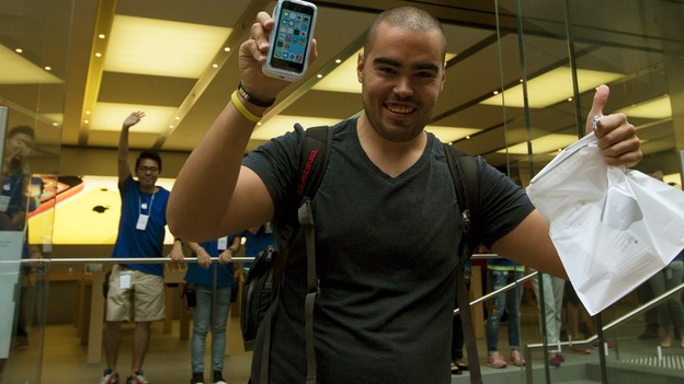 Người người xếp hàng mua iPhone: Sức hút chỉ thấy ở Apple?