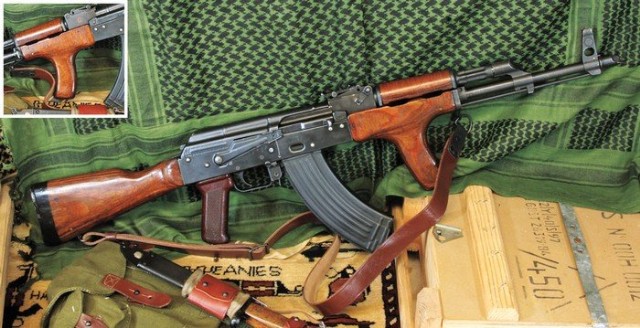  AIM-G Rumani. Vào năm 1989, Romania đã thành lập đội quân cận vệ ái quốc gồm 700.000 binh sĩ, được trang bị súng trường bán tự động PM md. 63 có khắc chữ G ở phía bên trái thước ngắm. Đây là phiên bản súng tường phổ biến nhất của Rumani và hơn 20 nghìn chiếc đã được nhập khẩu vào Hoa Kỳ. Súng có gắn thêm tay cầm hơi cong dưới ốp lót tay.
