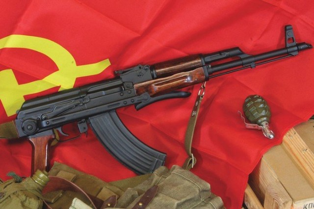  AKMS Liên Xô. Đây là một biến thê của AKM Liên Xô với báng gấp. Súng có báng bằng kim loại giống như MP-40 của Đức.