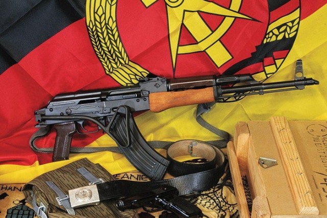 MPi-KMS72 là biến thể AK-47 báng gấp được sản xuất tại Nhà máy Ernst Thaelman ở Đông Đức.
