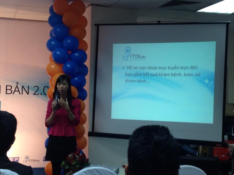 Bà Nguyễn Thị Vân Anh, phụ trách dự án YTON giới thiệu về phiên bản mới