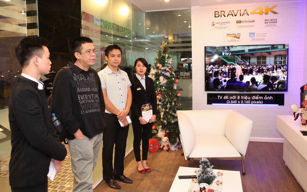  Khách hàng trải nghiệm siêu phẩm TV Bravia 4K tại Pico Xuân Thủy, Hà Nội.