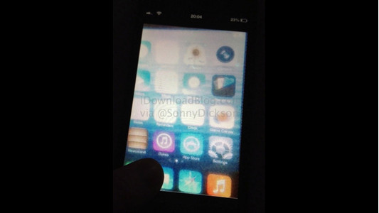  Hình ảnh rò rỉ chiếc iPhone chạy iOS 7 với giao diện "phẳng hóa".