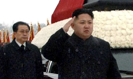  Ông Jang Song-thaek (bên trái) từng được coi là người nhiếp chính khi lãnh đạo trẻ tuổi Kim Jong Un lên cầm quyền