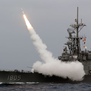  Một tàu khu trục lớp Kidd của Đài Loan phóng tên lửa phòng không SM-2 trong cuộc tập trận bắn đạn thật trên biển gần bờ đông Đài Loan ngày 26.9.2013 