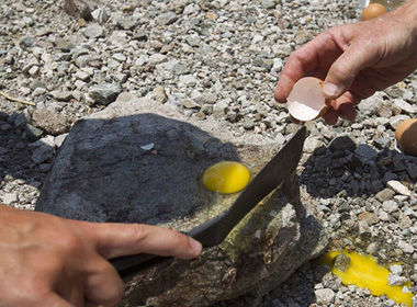  Rán trứng trên đá dưới cái nắng nóng kỷ lục tại Mỹ.