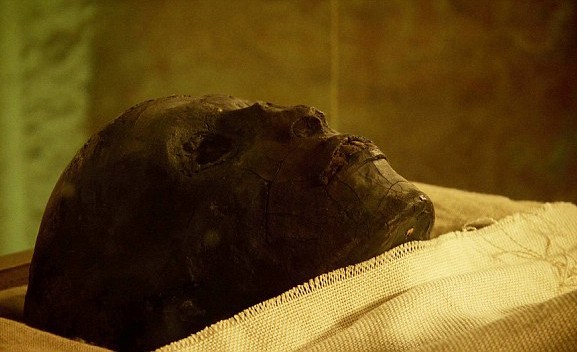  Khuôn mặt của vị vua thiếu niên Tutankhamun bên dưới chiếc mặt nạ vàng. 