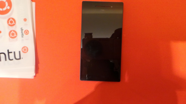 Cận cảnh r&otilde; n&eacute;t Ubuntu Edge, chiếc điện thoại sẽ l&agrave;m thay đổi l&agrave;ng di động