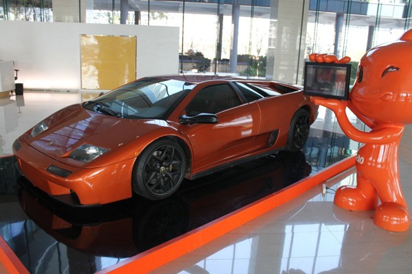  Có cả một mô hình xe Lamborghini trong tòa nhà, thứ mà bạn có thể mua qua Taobao.