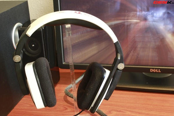  Dù không phải chiếc headset chơi game xuất sắc nhất trên thị trường, nhưng SHOCK White là một chiếc headphone đáp ứng được cả nhu cầu nghe nhạc. 