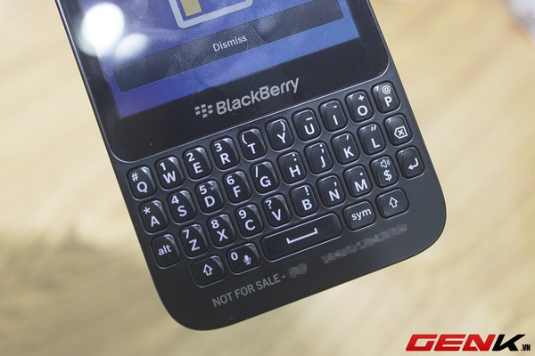 Cận cảnh BlackBerry Q5 tại Việt Nam: máy cong, cầm vừa tay 7