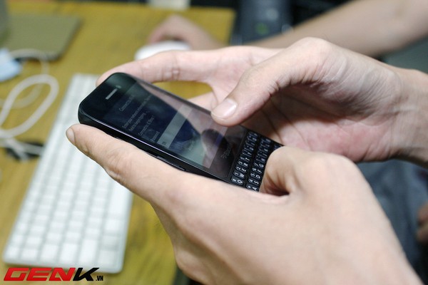 Cận cảnh BlackBerry Q5 tại Việt Nam: máy cong, cầm vừa tay 11