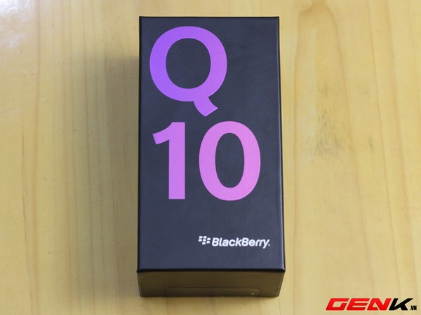 Mở hộp BlackBerry Q10 phiên bản màu trắng tại Việt Nam 3