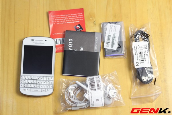 Mở hộp BlackBerry Q10 phiên bản màu trắng tại Việt Nam 5