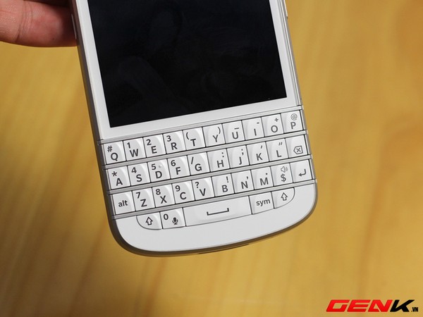 Mở hộp BlackBerry Q10 phiên bản màu trắng tại Việt Nam 10