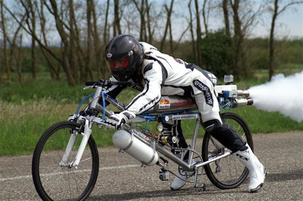 Xe đạp gắn tên lửa đạt tốc độ 262,3 km/h