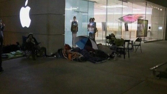  Fan ngủ ở ngoài Apple Store