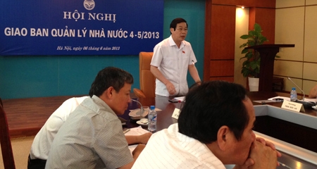  Bộ trưởng Nguyễn Bắc Son yêu cầu Cục VT sớm làm việc với các nhà mạng về cước roaming quốc tế. Ảnh: Trọng Cầm