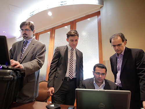  Các nhân viên Microsoft và chuyên gia kiểm tra bằng chứng liên quan đến phần mềm Citadel thu thập từ một trung tâm dữ liệu ở thành phố Atlantic, bang New Jersey hôm 5-6. Ảnh: REUTERS