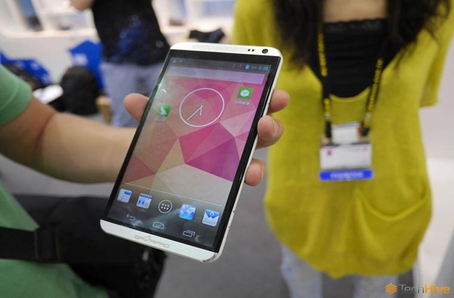 Xuất hiện smartphone "anh em" của HTC One với màn hình 6,3 inch