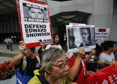  Biểu tình ủng hộ Snowden bên ngoài Lãnh sự quán Mỹ tại Hong Kong. Ảnh: Internet