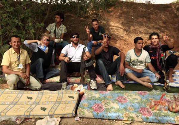  Phóng viên Marie Colvin (thứ 2 bên trái) chụp ảnh cùng quân phiến loạn Libya tại Misrata vào ngày 4/6/2011.&nbsp;