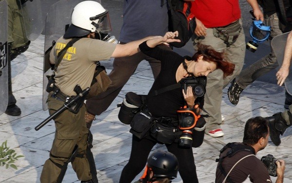  Cảnh sát chống bạo loạn đấm phóng viên ảnh Hy Lạp, cô Tatiana Bolari trong một cuộc biểu tình ở Quảng trường Syntagma, Athens, ngày 5/10/2011.&nbsp;