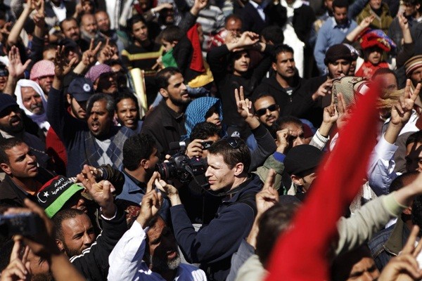 Các nhiếp ảnh gia và các nhà làm phim đang chụp ảnh trong cuộc biểu tình ở Benghazi, phía Đông Libya vào ngày 25/3/2011.&nbsp;