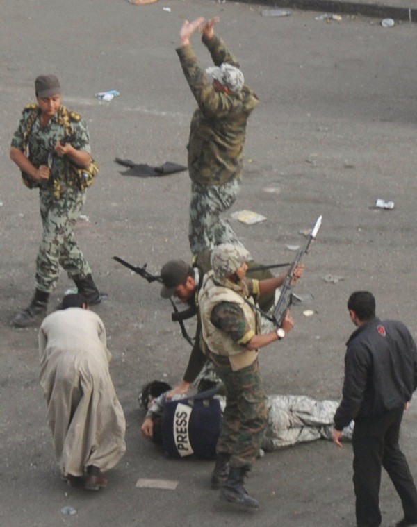  Một phóng viên bị các quân lính ở Cairo ép nằm rạp xuống mặt đất vào ngày 3/2/2011.&nbsp;