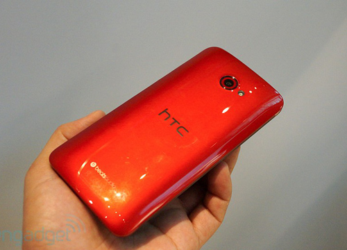  Mặt sau của HTC Butterflys S cũng là sắc đỏ rất hợp cạ với phần phía trước.