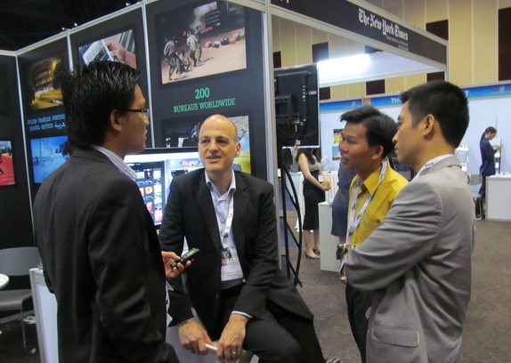  Giám đốc marketing của hãng AFP Nicholas Giraudon chia sẻ với các phóng viên Việt Nam về vấn đề thu phí online