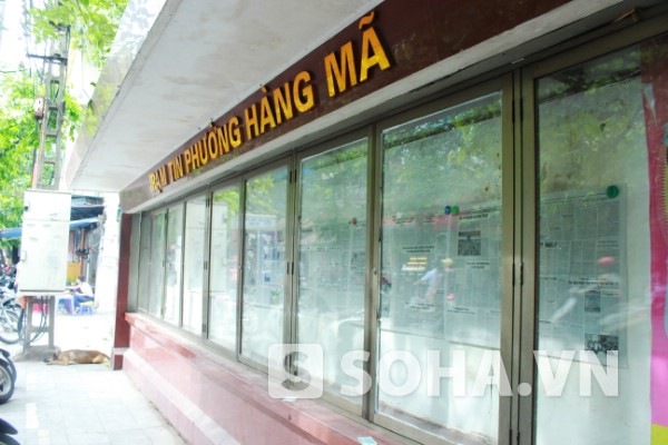  Trạm tin phường Hàng Mã là một trong những nơi đọc báo "đứng" yêu thích của một số người dân khu vực.
