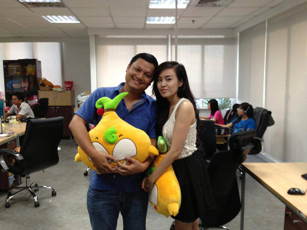  Bà Tưng bị "phát hiện" chụp ảnh trong trụ sở 1 công ty internet