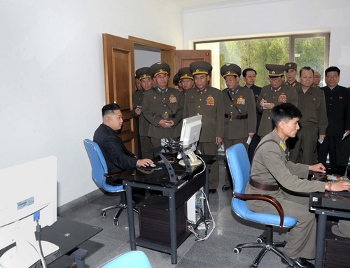  Lãnh đạo Triều Tiên Kim Jong-un ngồi trước một máy vi tính tại Ban chỉ huy Lực lượng Không quân và Phòng không Triều Tiên - Ảnh: Reuters&nbsp;
