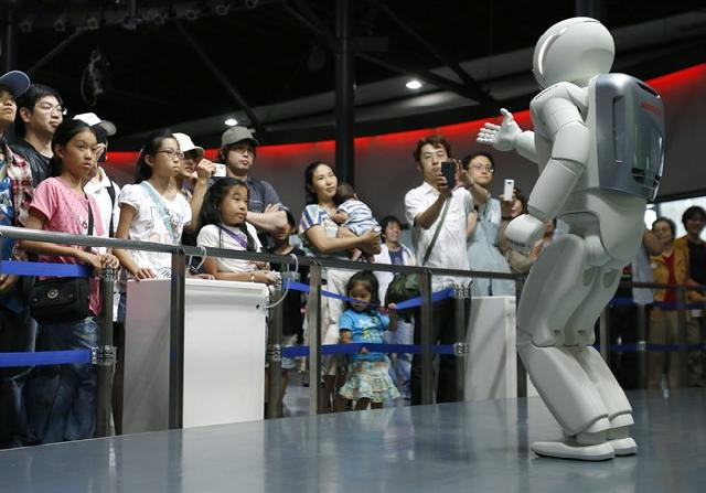 Honda's interactive robot museum guide not quite a 'people person'