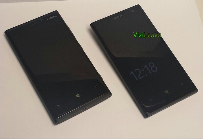  Lumia EOS (bên phải) so sáng cùng Lumia 920 (bên trái).