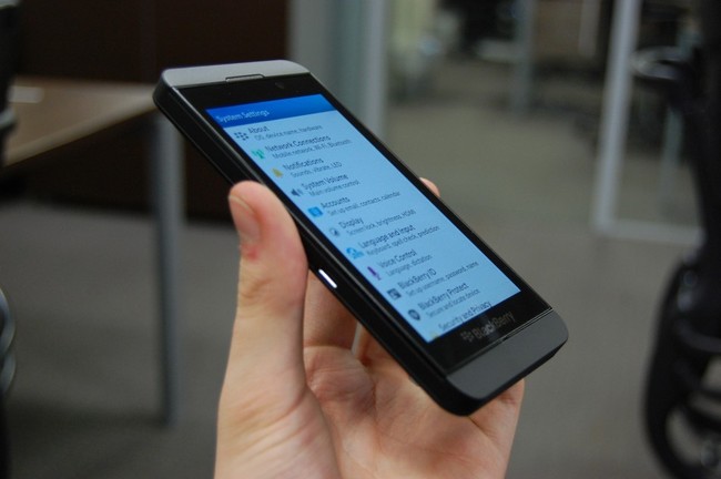 BlackBerry Z10 giảm giá mạnh còn 13,5 triệu đồng tại Việt Nam