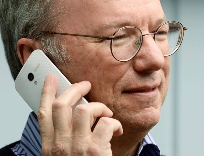  Hình ảnh Chủ tịch Google cầm trên tay điện thoại Motorola X.