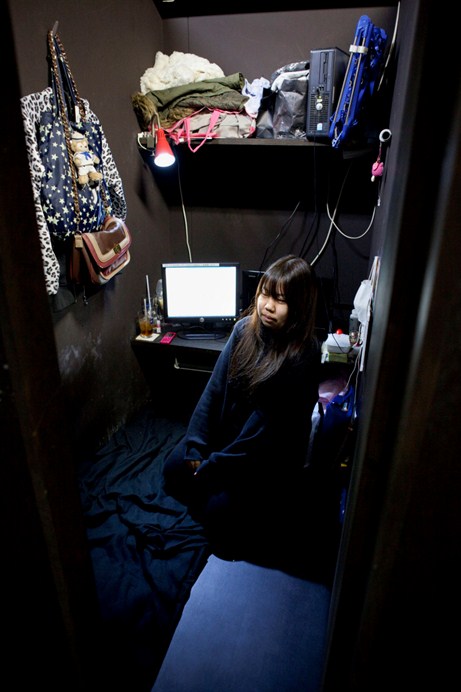  Lisa, 18 tuổi. Từng là nhân viên thu ngân&nbsp; ở Fukushima. Sau trận động đất và sóng thần năm 2011 cô và mẹ chuyển tới Tokyo sống.&nbsp; Họ đã sống tại quán cafe "vô gia cư" này hơn 1 năm. Cô đang cố gắng để có được một bằng tốt nghiệp cao học trực tuyến.