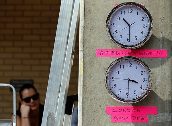  Đồng hồ tác nghiệp của các phóng viên được treo ngay bên ngoài bệnh viện.