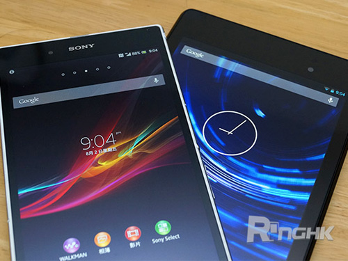  Kích thước màn hình của cả hai thiết bị Android này cũng không quá chênh lệch. Một bên là màn hình 6,44 inch và bên còn lại là màn hình 7 inch. Cả hai màn hình này đều cho độ phân giải Full HD.