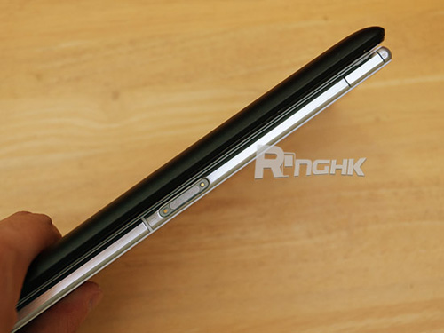  Về độ mỏng, máy tính bảng giá rẻ Nexus 7 thế hệ 2 cũng tỏ ra thua kém so với siêu phẩm phablet của Sony. Xperia Z Ultra quả không hổ danh là điện thoại màn hình Full HD mỏng nhất thế giới, sự cách biệt về độ dày là khá rõ ràng.