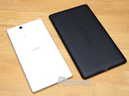  Về thiết kế, Xperia Z Ultra được đánh giá cao hơn so với máy tính bảng của Google do sử dụng chất liệu kính cao cấp trong khi Nexus 7 thế hệ 2 đã phải cố gắng cắt giảm chi phí bằng cách sử dụng chất liệu nhựa.