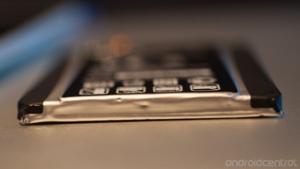 Pin của LG G2 có thiết kế lạ để tăng dung lượng